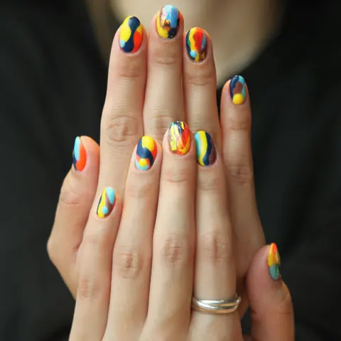 Ongles courts aux motifs abstraits multicolores