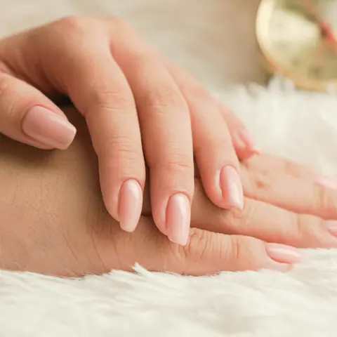 Ongles amande nude, fini brillant