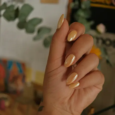 Ongles amande dorés, fini chrome