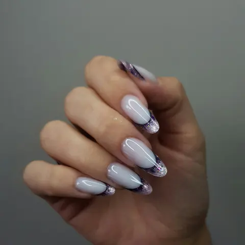 Ongles blancs, pointes marbrées mauve et noir